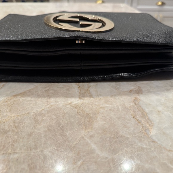 Gucci Black Leather Shoulder Bag with Gold Emblem - Picture 6 of 8